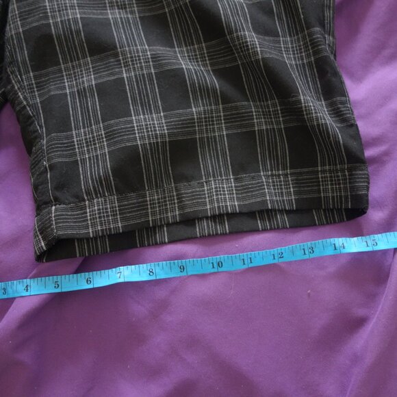 Foot Locker Established in 1974 65% Polyester/35% Rayon Size Plaid 30 Shorts - Picture 2 of 10